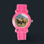 Relógio Um par de pôneis islandeses castanhos<br><div class="desc">Uma captura fotográfica totalmente fofa e adorável de 2 pôneis islandeses andando por uma estrada de terra. Uma é uma baía e a outra é colorida. Seus bonitos manes soprando no vento. Uma bela paisagem de montanha pode ser vista ao fundo e adiciona um senso de maravilha a esta imagem....</div>