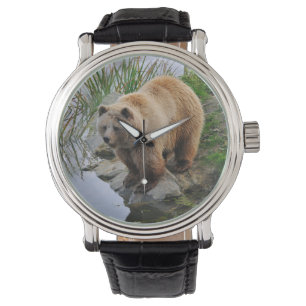 Relógio Urso junto a um lago