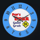 Relógio Vermelho pop<br><div class="desc">Este relógio da cozinha diz Pop Diner bom grub em letras vermelhas e azuis retroradas com um hambúrguer em amarelo. Os números são pretos em uma face externa azul. Um tema de arte de publicidade de restaurantes retrógrado para você ou seu cozinheiro de encomendas curtas favorito. Clique em Personalizar para...</div>