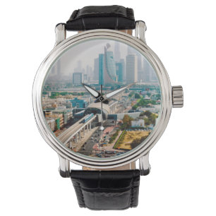 Relógio Vista da linha de metrô e dos arranha-céus da ci