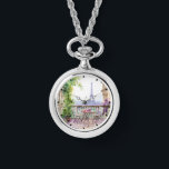 Relógio Watercolor Eiffel Tower Paris Café Francês<br><div class="desc">Watercolor Torre Eiffel Torre Paris Cafe Watch Necklace apresenta uma zona de assentos de café francês com aquarelas,  com Paris e a Torre Eiffel em segundo plano. Criado pelo Evco Studio www.zazzle.com/store/evcostudio</div>