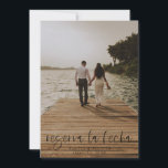 Reserva La Fecha Convite Fotográfico Moderno<br><div class="desc">Este casamento fotográfico moderno salve o cartão plano de data tem um design quente e minimalista. A frente apresenta um texto animado de script acima de seus primeiros nomes e data. No verso, definimos o plano de fundo como transparente, para que a cor do papel sirva de base. Você pode...</div>