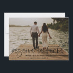 Reserva La Fecha Convite Fotográfico Moderno<br><div class="desc">Este casamento fotográfico moderno salve o cartão plano de data tem um design quente e minimalista. A frente apresenta um texto animado de script acima de seus primeiros nomes e data. No verso, definimos o plano de fundo como transparente, para que a cor do papel sirva de base. Você pode...</div>