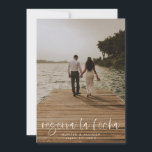 Reserva La Fecha Convite Fotográfico Moderno<br><div class="desc">Este casamento fotográfico moderno salve o cartão plano de data tem um design quente e minimalista. A frente apresenta um texto animado de script acima de seus primeiros nomes e data. No verso, definimos o plano de fundo como transparente, para que a cor do papel sirva de base. Você pode...</div>