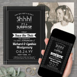 Reserve A Data 1 Foto de aniversário Surpresa do Partido Preto e<br><div class="desc">Você pode guardar um segredo? Convide familiares e amigos para uma festa elegante e excitante de aniversário surpresa com fotos personalizadas preto e branco para salvar os convites de data. Imagem e toda a redação desta modelo são simples de personalizar, incluindo a mensagem que diz "Shhh! É uma SURPRESA." O...</div>