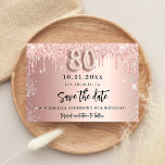 Reserve A Data 80 de aniversário rosa dourado cor-de-rosa prata<br><div class="desc">A Save the Date for a 80 festa de aniversário. fundo rosa de gradiente dourado decorado com rosa dourado e falsa gotas prateadas. Personalize e adicione uma data e um nome/texto. O texto: Salvar a Data é gravado com um script de estilo com letra de tendência grande com alternâncias. Número...</div>