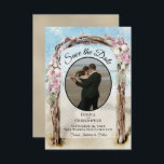 Reserve A Data Álbum de Noiva com Árvore de Praia com Flor de Águ<br><div class="desc">Este lindo cartão de salvar a data é perfeito para um casamento de destino. Ele apresenta sua foto em uma moldura em forma oval com uma árvore de praia de madeira flutuante pintada com flores rosa e branca. Há espaço para seus nomes,  data e local do casamento.</div>