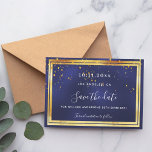 Reserve A Data aniversário de confetti dourado marinho<br><div class="desc">A Save the Date card for a 50th (or any age) festa de aniversário (Salvar a placa de data para uma 50th (ou qualquer idade). Um fundo azul marinho. A cor azul é irregular. Decorado com confete de ouro. O texto: Salvar a Data é gravado com um script de estilo...</div>