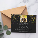 Reserve A Data Aniversário de foto de confetti em ouro preto<br><div class="desc">A Save the Date card for a 50th (or any age) festa de aniversário (Salvar a placa de data para uma 50th (ou qualquer idade). Um fundo negro. Decorado com confete de ouro. O texto: Salvar a Data é gravado com um script de estilo com letra de tendência grande. Personalize...</div>