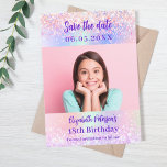 Reserve A Data Aniversário holográfico de foto roxa<br><div class="desc">Um moderno e elegante Salve a Data para uma festa de aniversário 18 (ou qualquer idade). Fundo holográfico,  cor-de-rosa,  verde-hortelã. Personalize e adicione uma foto,  data e nome.</div>