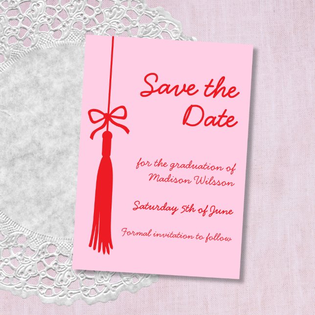 Reserve A Data Arco Coquette - Classe Rosa e Vermelha da Graduaçã (Coquette Bow Pink & Red Class of 2025 Graduation Save The Date)
