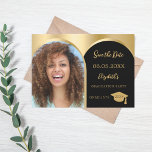 Reserve A Data Arco de foto em ouro preto Festa de Formatura<br><div class="desc">Um cartão de salvar a data para uma festa de formatura. Na frente: Adicione sua própria foto de tamanho vertical do formando. Moldura de arco de foto em ouro falso. Um fundo dourado e preto, texto dourado. Modelos para um nome e data. O nome e o texto: Salve a Data...</div>