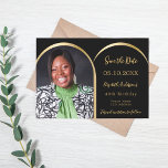 Reserve A Data Arte fotográfica moderna de ouro negro Aniversário<br><div class="desc">Uma foto Salve o cartão de data para um aniversário de 40 anos (ou qualquer idade). Na frente: adicione sua própria foto de tamanho vertical. Fotografia do arco dourado. Um fundo preto, texto de ouro. Modelos para um nome e data. O nome e o texto: Salvar a Data são escritos...</div>