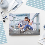 Reserve A Data Azul Foto de Casamento de Script Manuscrito Modern<br><div class="desc">Anuncie seu casamento em estilo com esses modernos salve os cartões de anúncio de data que apresentam sua foto de noivado com um adorável design de sobreposição de script que é elegante mas brincalhão. Inclui texto personalizado moderno que pode ser personalizado na frente com todos os detalhes importantes, juntamente com...</div>