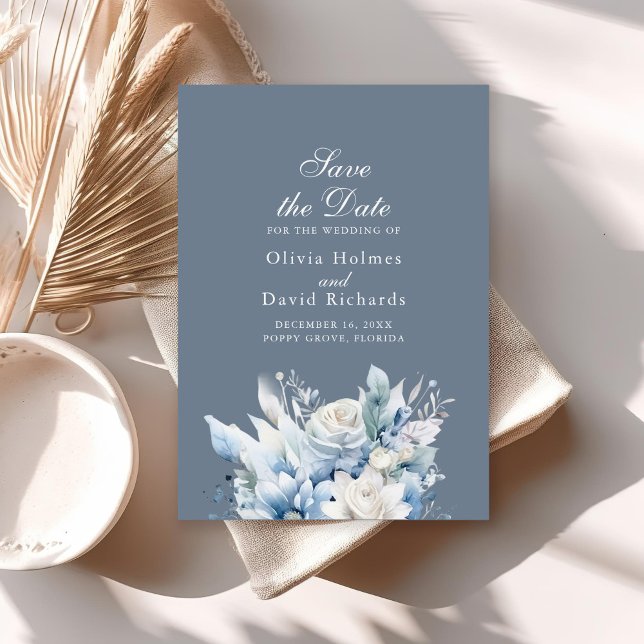 Reserve A Data Azul Poeirento Floral Save the Date Elegante Verti (Modern Dusty Blue Wildfower Save the Date Card on a sunny neutral boho table.)