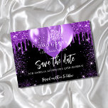 Reserve A Data Balões roxos pretos de Quinceanera salvam a data<br><div class="desc">Uma garota e uma moda Salvem a data para uma Quinceañera, 15 festa de aniversário. Um fundo preto decorado com gotas de brilho púrpura, faíscas e balões. Personalize e adicione uma data e nome/idade. O texto: Salvar a Data é gravado com um script de estilo com letra de tendência grande....</div>