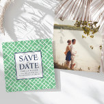 Reserve A Data Bamboo Lattice Salvar a Data<br><div class="desc">Anuncie seu casamento no estilo de Palm Beach com nossos cartões salve a data de bambu em verde e marinho. Cartões quadrados exclusivos apresentam os detalhes de seu casamento (nomes, data e local) exibidos no centro em um quadrado branco com "salvar a data" em uma combinação de blocos azuis de...</div>