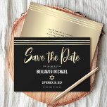 Reserve A Data Bar Mitzvah Black Gold Foil Script Tallit Modern<br><div class="desc">Certifique-se de que todos os seus amigos e parentes serão capazes de celebrar o marco Bar do seu filho Mitzvah! Envie este cartão de anúncio estonteante, moderno, "Salve a Data". Escrita gráfica de caligrafia de folha de ouro, Estrela de David, e linhas de talentos desenhadas à mão, sobrepõem um fundo...</div>