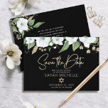 Reserve A Data Bat Mitzvah Black Dourado Script Watercolor Floral<br><div class="desc">Certifique-se de que todos os seus amigos e parentes serão capazes de celebrar o marco da sua filha Bat Mitzvah! Envie este cartão de anúncio personalizado "Salvar a Data". Uma aquarela floral chica, atordoante, branca e dourada com falso guião de folha de ouro e serifa branca sobrepõe-se a um fundo...</div>