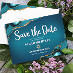 Reserve A Data Bat Mitzvah Bold Turquoise Dourada Agate Script<br><div class="desc">Certifique-se de que todos os seus amigos e parentes serão capazes de celebrar o marco da sua filha Bat Mitzvah! Envie este cartão de lançamento legal, exclusivo, moderno e personalizado "Salvar a Data". A tipografia da escrita branca e uma estrela dourada falsa de David sobrepõem um fundo azul-azul-turquesa profundo com...</div>