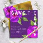 Reserve A Data Bat Mitzvah Moderno Cor Floral Rosa Púrpura<br><div class="desc">Certifique-se de que todos os seus amigos e parentes serão capazes de celebrar o marco da sua filha Bat Mitzvah! Envie esta aquarela floral púrpura, chique e roxa com serifa san moderno contra um fundo roxo de ameixa escura, personalizado cartão de anúncio "Salvar a Data". Folha de ouro pura, cor...</div>