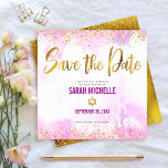 Reserve A Data Bat Mitzvah Pink Watercolor Script Square<br><div class="desc">Certifique-se de que todos os seus amigos e parentes serão capazes de celebrar o marco da sua filha Bat Mitzvah! Envie esta incrível, moderna, brilhante folha de ouro, pontos brilhantes e script de tipografia contra um fundo de aquarela cor-de-rosa suave, personalizado cartão de anúncio "Salvar a Data". Folha de ouro...</div>