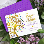 Reserve A Data Bat Mitzvah Purple com Dourada Árvore Escrita da V<br><div class="desc">Certifique-se de que todos os seus amigos e parentes serão capazes de celebrar o marco da sua filha Bat Mitzvah! Envie esta estonteante e esfarrapada folha de ouro gráfica com turquesa cintilante, teal, roxo e azul Estrela de David e "folhas" de ponto em fundo branco, personalizado cartão de anúncio "Salvar...</div>