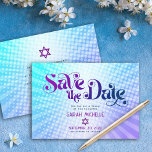 Reserve A Data Bat Mitzvah Retro Blue Purple Ombre Gradie Boho<br><div class="desc">Certifique-se de que todos os seus amigos e parentes serão capazes de celebrar o marco da sua filha Bat Mitzvah! Enviar este cartão de anúncio "Salvar a Data" personalizado, retrato de boho. Típica divertida, moderna, arrojada, roxa e azul marinho com a tipografia sans serif moderna sobrepõe-se a um fundo de...</div>