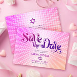Reserve A Data Bat Mitzvah Retro Laranja Cor-de-Cor-de-Cor-de-Lar<br><div class="desc">Certifique-se de que todos os seus amigos e parentes serão capazes de celebrar o marco da sua filha Bat Mitzvah! Enviar este cartão postal de anúncio "Salvar a Data" personalizado, retrato de boho. Diversão, tendências, ousada tipografia rosa-quente e roxa escura com a tipografia sans serif moderna sobrepõe-se a um fundo...</div>
