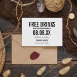 Reserve A Data Bebidas Gratuitas Foto Horizontal Salve as Datas<br><div class="desc">Casamento engraçado salve os cartões de data em um moderno e simples design de blocos e scripts que diz "Bebidas grátis (e nós vamos nos casar)". Personalize com seus nomes,  local do casamento e data. O verso da placa apresenta sua foto favorita em um layout horizontal.</div>