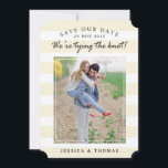 Reserve A Data Beige Moderno e Stripes Brancas | A data de salvam<br><div class="desc">Beige Moderno e Stripes Brancas | Cartões salve a data fotográficos</div>