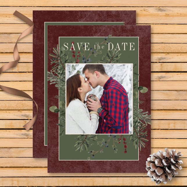 Reserve A Data Berries de inverno Russos e Borgonha de Pinheiro (Rustic Winter Berries & Pine Burgundy Wedding Save the Date Card)