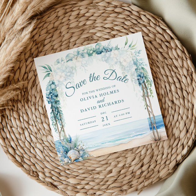 Reserve A Data Boho Coastal Arch Floral Casamento Salve a Data (Boho Coastal Floral Arch Wedding Save the Date on a neutral boho wedding table with pampas grass)