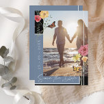 Reserve A Data Boho Dusty Blue Wildflores Foto para salvar a data<br><div class="desc">Flores Selvagens Azuis Foto Salva o Cartão de Data. Relembre aos seus amigos e familiares a data do seu casamento, com esta floral, azul ardente, flores silvestres, foto que salva o cartão, com uma tipografia branca bonito, sobre um fundo azul e preto empolgante ao lado de uma foto na moda...</div>