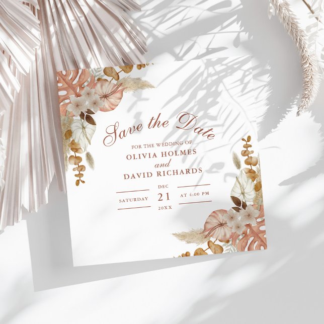 Reserve A Data Boho Floral Pampas Grass Casamento Salve a Data (Boho Floral Pampas Grass Wedding Save the Date on a sunny white table with white dry palm leaf.)