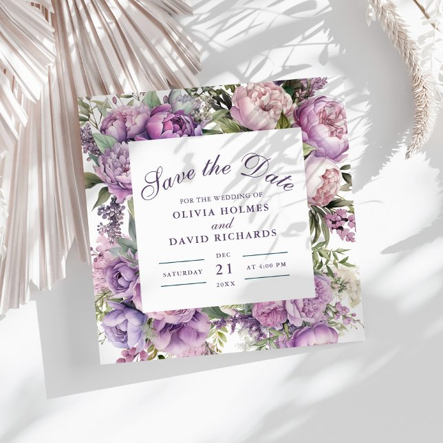 Reserve A Data Boho Lilás Floral Casamento Salve a Data (Boho Lilac Floral Wedding Save the Date on a sunny white table with dry palm leaf.)