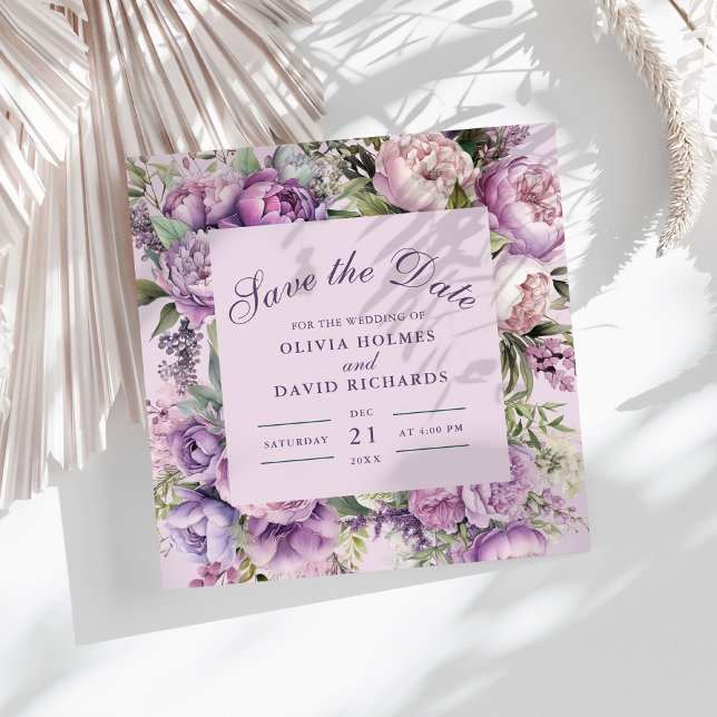 Reserve A Data Boho Lilás Floral Casamento Salve a Data (Boho Lilac Floral Wedding Save the Date on a sunny table with a dry palm leaf.)