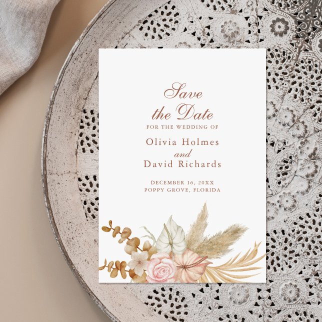 Reserve A Data Boho Moderno Grama de Pampas Mínimo Salvar a Data (Modern Boho Pampas Grass Save the Date Card on a beautiful neutral boho plate.)