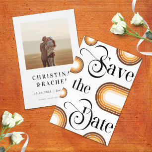 Reserve A Data Boho Terracotta Arch & Retro Script Foto Casamento