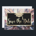 Reserve A Data Boné de formatura Da Glitter,Abstrato Salve A Data<br><div class="desc">Elegante brilho dourado,  boné graduado e confete em fundo de abstrato.</div>