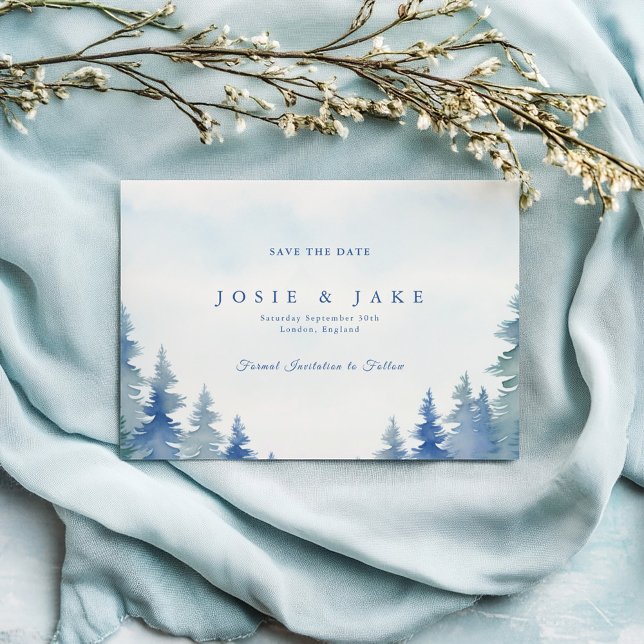 Reserve A Data Bonito casamento dos pinheiros de inverno salvar a (Winter forest soft blue and green pine trees wedding save the date card)