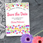 Reserve A Data Bonito mexicano Fiesta Floral White e Rosa<br><div class="desc">Salve o Cartão de Anúncio de Data que você pode personalizar para se adequar a qualquer ocasião. O design floral tem uma abundância de flores bonito mexicanas Fiesta na frente com uma tipografia doce, de cor-de-rosa e de fundo branco. O modelo está preparado para personalizar o cartão postal com sua...</div>