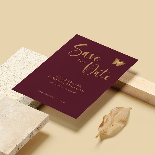 Reserve A Data Borgonha e Dourado: Casamento da Borboleta Reluzen (Personalized Burgundy & Gold Script: Glitter Butterfly Wedding Save The Date)
