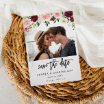 Reserve A Data Burgundy e Blush Pink 4 Floral Salvar a Foto da Da<br><div class="desc">Peça aos seus convidados que estejam animados e prontos para comemorar o seu casamento ou festa com a sua Foto Floral Burgundy e Blush Pink 4 Salve o Cartão de Data.</div>