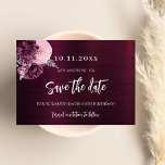 Reserve A Data Burgundy - Flores cor-de-rosa 50 anos<br><div class="desc">Um moderno e elegante Salve a Data para uma 50ª festa de aniversário. Um fundo de gradiente entrelaçado profundo decorado com flores e folhagem de prata falsa. Personalize e adicione uma data e um nome. O texto: Salvar a Data é gravado com um script de estilo com letra de tendência...</div>