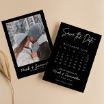 Reserve A Data Calendário de Fotos Minimalista Moderno Preto Eleg<br><div class="desc">Calendário de Foto Minimalista Moderno Preto Elegante Salve a Data. Personalize facilmente substituindo cada informação. Faça o upload de uma foto vertical/retrato. Mova o círculo clicando em Personalizar ainda mais. Verifique a visualização antes de adicionar ao carrinho. (Exemplo de foto de Mikhail Nilov,  de Pexels)</div>