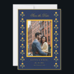 Reserve A Data Calendula em Aquarela no Foto de Save the Date da<br><div class="desc">Cartão de Save the Date amarelo e azul-marinho fofo com borda de calêndula em aquarela com foto do casal.</div>