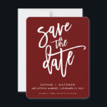 Reserve A Data Caligrafia moderna em letras vermelhas cor de vinh<br><div class="desc">por kat massard >>> https://linktr.ee/simplysweetpaperie<<< A modern design featuring hand lettered, brushed type for your SAVE THE DATE ANNOUNCEMENT. Setup as a template it is simple for you to personalize it - make it yours! >>> DICAS - Basta clicar no botão "Personalizar" e adicionar/alterar o texto, fontes, cores ou adicionar/mover...</div>