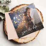 Reserve A Data Caligrafia Moderna Foto Casamento<br><div class="desc">Um cartão de "Save the Date" de casamento com foto de caligrafia moderna é uma maneira encantadora e elegante de anunciar suas próximas núpcias aos amigos e familiares. Este cartão encantador apresenta uma união linda da sua fotografia favorita e o charme artístico da caligrafia, criando um objeto personalizado e atemporal...</div>
