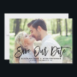 Reserve A Data Caligrafia russa negra Foto para salvar nossa data<br><div class="desc">Na moda guarde o anúncio de data com caligrafia moderna de pincel com padrão de folhas verdes. Isso será perfeito para salvar a data de primavera e casamentos de verão. Você pode personalizar o verso adicionando seu próprio padrão ou adicionando outra foto.</div>